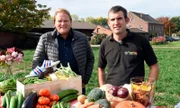 Vorkoster Björn Freitag (l) und Bauer Ferdinand Thees (r) erklären, welche saisonalen Gemüse besonders gut im Eintopf schmecken.