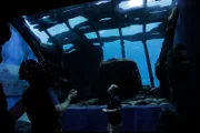Die Crew filmt Kelly Link (hi.) beim Betrachten des Schiffswracks der Ocean Voyager.