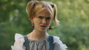 Chiara (Jamila Kara Kichakuro Weintritt) verdächtigt Elly, den Pferdemist auf ihrem Schuldgarten verteilt zu haben.