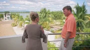 Melissa und Adam aus Atlanta suchen ein Ferienhaus in Belize, um das Leben in vollen Zügen zu genießen. Beide sind sich einig, dass das Haus einen einfachen Zugang zum Strand und viel Platz für ihre Familie und Freunde braucht.