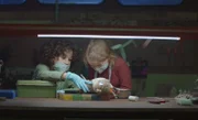 Saïd und Anna verarzten den Teddybär mit Pflastern und Verbänden.