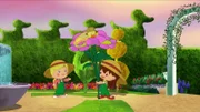 Zoé, QuackQuack und Lili mit riesengroßen Blumen.