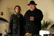 Neuner ist zuversichtlich, mit einem AB die Lösung all seiner Probleme gefunden zu haben. Von links: Maria Kirchleitner (Daniela März) und Pfarrer Neuner (Peter Rappenglück).