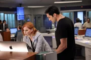 L-R: Dr. Pamela Blake (Sarah Rafferty) und Dr. Crockett Marcel (Dominic Rains)