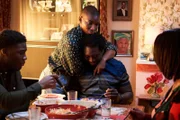 Arabella (Michaela Coel, 2.v.l.)