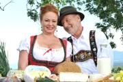 ARD STURM DER LIEBE FOLGE 1855, am Dienstag um 15:10 Uhr im ERSTEN. Glanz und Glamour im Fürstenhof: die bayerische Schauspielerin Magdalena Murnau (Petra Berndt, l.) kommt in das oberbayerischen Luxushotel, um Alfons (Sepp Schauer, r.) Werbekampagne für Ziegenkäse durch ihren Sex-Appeal mehr Pepp zu verleihen. Die Dreharbeiten mit dem Kurvenstar machen Alfons sichtlich Spaß.