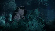 Sophie und Kati verstecken sich hinter einem Gebüsch vor den Grenzsoldaten.