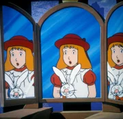 Alice ist verwirrt. Gibt es hinter drei Spiegeln drei verschiedene Welten? Diese Frage möchte sie sich unbedingt beantworten.