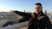 In Sevilla sorgt Falkner Domingo mit seinem Adler Willy dafür, dass die Tauben verschwinden.