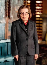 Linda Hunt (Henrietta ‚Hetty‘ Lange).