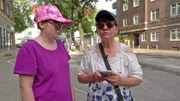 Petra (re.) und Tochter Selina sind inkognito in Hamburg, um den Freund der 54-Jährigen auszuspionieren