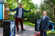 Fritz Fuchs (Guido Hammesfahr, l.) gibt alles für seinen Comedy-Auftritt auf der Bühne. Herr Kluthe (Holger Handtke, r.) ist lieber miesepetrig, Albernheiten sind nichts für den Mann vom Ordnungsamt. Bis er plötzlich selbst auf die Bühne muss.