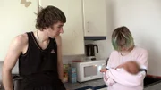 Jasmin und Maik müssen sich weiterhin an ihre neue Rolle als Eltern gewöhnen. Vor allem Maik wird von Ängsten geplagt.