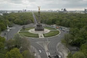 Luftaufnahme von der Siegessäule in Berlin umgeben vom Park Tiergarten.