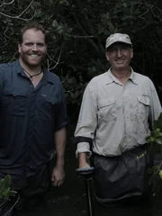 Josh und der Schatzsucher Gary Drayton suchen in einem Sumpf in Florida nach einem spanischen Schatz.