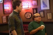 Dennis Reynolds (Glenn Howerton; l.); Frank Reynolds (Danny DeVito, r.)
