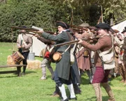 (v.li.): Diedrich Bader (Greg Otto), Andrew Thacher (Soldat).