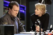 Rodney (David Hewlett, li.) kann nicht glauben, dass seine Schwester eine solche komplexe Rechnung aufgestellt hat. Carter (Amanda Tapping, re.) will, dass er sie ins Boot holt...