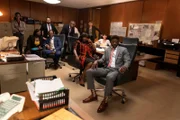 Nicole Steele (Wunmi Mosaku, 4.v.l.), Ahmed Jackson (Ian Duff, r.)