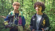 Mikka (Jona Kirchner, li.) und Tahmina (Janisa Glasow) suchen im Wald nach dem Schatz.
