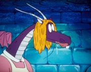 Mit Perücke und Hauskleid getarnt, gibt der Jabberwocky vor, eine liebenswürdige alte Dame zu sein.