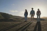 Eine Suchaktion wurde gestartet: Issie (Macey Chipping, l.) , Caleb (Joshua Tan, M.) und Caroline (Jacqueline Joe) suchen gemeinsam nach Gabe, der einen Autounfall hatte und irgendwo durch die Gegend irrt.