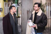 Ferhat (Mehmet Kucak, l.) ist zerknirscht, als ein Malheur seinerseits Baris' (Metehan Demiröz) Kostüm ruiniert.