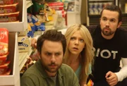 (v.l.n.r.) Charlie Kelly (Charlie Day); Dee Reynolds (Kaitlin Olson); Mac (Rob McElhenney)