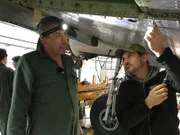 Michael Manousakis und sein Team arbeiten an der Douglas DC-3.