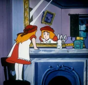 Alice und Benny Bunny fragen sich, wie es wohl hinter dem Spiegel aussehen mag. Ob es dort auch eine Welt gibt?
