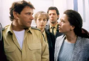 SWR Fernsehen GROßSTADTREVIER, "Tür an Tür", am Sonntag (15.05.11) um 22:45 Uhr. Aufgrund einer anonymen Anzeige erscheinen Ellen und Dirk bei der Familie Pohl. Herr Pohl ist ebenfalls Polizist. Aus der Anzeige ging hervor, dass er sein Kind misshandeln soll. Ellen und Dirk stellen ihn zur Rede.  von links: Walter Plate als Norbert Pohl, Mareike Carrière als Ellen Wegener, Jan Fedder als Dirk Matthies, Barbara Fenner als Regina Pohl.
