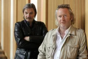 Major Carl Ribarski (Stefan Jürgens, l.) und sein Kollege Oberstleutnant Helmuth Nowak (Gregor Seberg, r.) beobachten amüsiert das Treiben in der Zuckerbäckerei Eder.