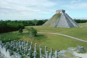 Die Pyramide El Castillo in der alten Maya-Stadt Chichen Itza.