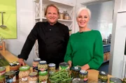 Spitzenkoch Björn Freitag und Ernährungsexpertin Anja Tanas erklären, welche Zutaten sich gut zu Eintopf verarbeiten lassen.