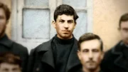 Mit 25, zwischen zwei Gefängnisaufenthalten, tritt Stalin dem extremsten Zweig der Sozialistischen Partei bei den von Lenin geleiteten Bolschewiki.