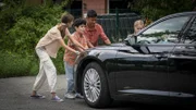 Die Pfefferkörner versuchen, das Verbrecherauto zu stoppen