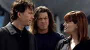 Nathan Ford (Timothy Hutton), Eliot Spencer (Christian Kane) und Buchhalterin Marissa (Sara Rue) sind nur knapp einem geplanten Flugzeugabsturz entgangen.