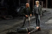 Max Grosz (Heino Ferch) und Thea Koren (Ingrid Bolsø Berdal) finden den Umweltaktivisten Adriaan Smit (Billy Rayner) tot auf.
