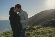 Issie (Macey Chippin, r.) ist zum Trotz mit Gabe (Joseph Nathan) ausgeritten und kommt ihm näher. Dabei hat sie die Verabredung mit Natasha völlig vergessen. Die wird sauer auf Issie sein.