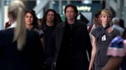 Das Leverage-Team, Sophie Devereaux (Gina Bellman), Eliot Spencer (Christian Kane), Nathan Ford (Timothy Hutton) und Parker (Beth Riesgraf) auf dem Weg zu einem Flugzeug, in dem sich Beweise befinden.