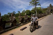 Josh Gates fährt mit dem Motorrad durch Koh Ker in Kambodscha