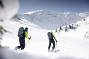 Lukas und Vincent Wörle auf Skitour zur Schneid in den Bergen.