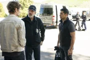 Alden Parker (Gary Cole, Mitte); Nick Torres (Wilmer Valderrama, r.)
