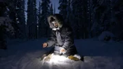 Johny Rolfe baut bei eisigen Temperaturen ein Teepee. (National Geographic)