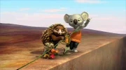 Katie, Jacko, Spike und Sugar halten das rettende Seil mit dem Blinky sich in die Schlucht gestürzt hat, um Miss Tibbins herauf zu holen.