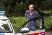 Sgt. Damien Scott (Sullivan Stapleton)