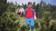 Alessandro und seine Familie machen eine Wanderung in Norditalien als plötzlich ein riesiger Braunbär hinter ihm auftaucht.