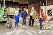 Nachdem Bauer Kandler tot auf seinem Hof gefunden wurde, ermittelt die Rosenheimer Mordkommission. Auch Hofmitarbeiter Franz Lendler wird in diesem Zusammenhang befragt. Von links: Franz Lendler (Gerhard Georg Jilk), Polizeihauptmeister Mohr (Max Müller), Kommissar Stadler (Dieter Fischer), Kommissarin Andresen (Sophie Melbinger).