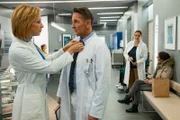 Der Bergdoktor, Staffel 15, Im Frieden - Teil 2, Annika Ernst als Dr. Johanna Rüdiger, Mark Keller als Dr. Alexander Kahnweiler, Rebecca Immanuel als Dr. Vera Fendrich.