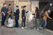 Die jungen Ärzte sind auch nach Feierabend noch ein Team, das zusammenhält. Gemeinsam suchen sie nach Toms Portemonnaie. V.l.n.r. Mikko Rantala (Luan Gummich), Vivienne Kling (Jane Chirwa), Dr. Theresa Koshka (Katharina Nesytowa), Ben Ahlbeck (Philipp Danne), Tom Zondek (Tilman Pörzgen), Elias Bähr (Stefan Ruppe).